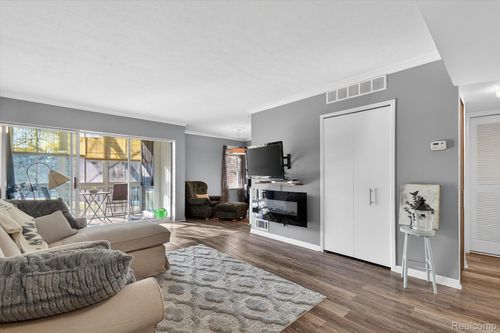 43-32989 Fargo Street, Livonia, MI, 48152 | Card Image