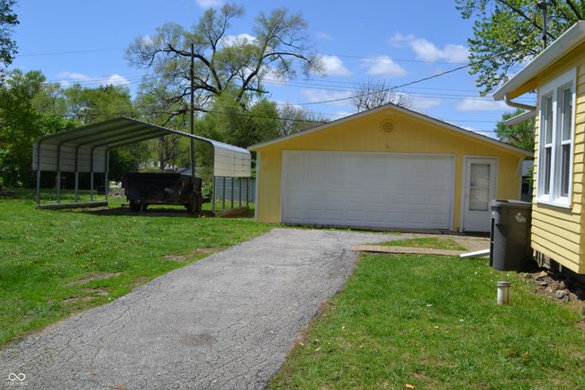 2 car garage plus a car port | Image 6