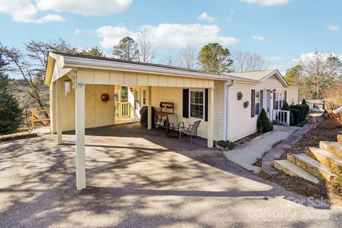 204 Cranbrook Cir, Hendersonville, NC, 28792-8520 | Card Image