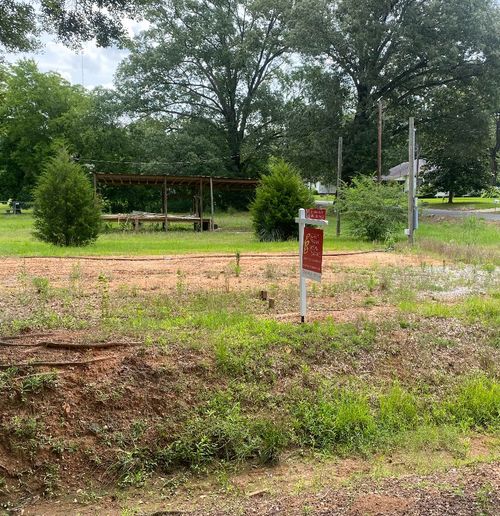 104 E Howard St, Mooringsport, LA, 71060-8708 | Card Image