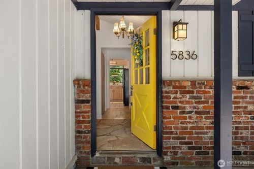 5836 Battle Point Dr Ne, Bainbridge Island, WA, 98110-3406 | Card Image