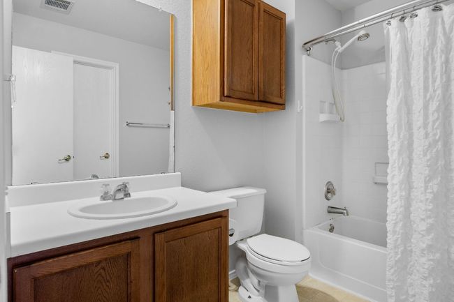 Full bathroom with vanity and shower / tub combo. | Image 19