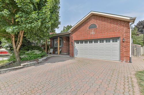 274 Yorkshire Dr, Newmarket, ON, L3Y6J7 | Card Image