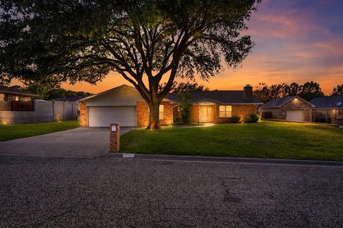 2808 Stonehaven Dr, Big Spring, TX, 79720-6631 | Card Image