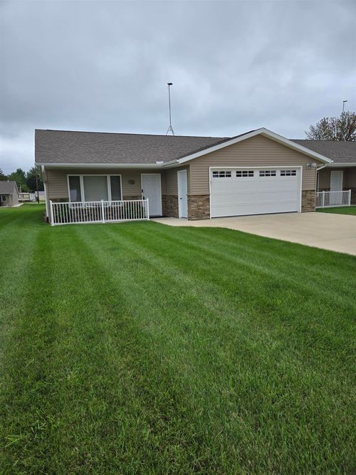 317 4th Ave Sw, Cresco, IA, 52136-1917 | Card Image