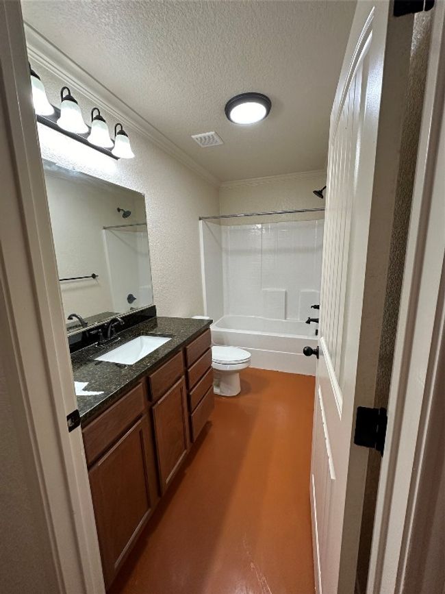 Hall bathroom | Image 7