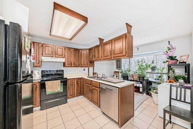 7 Hawksley Crescent Nw, Home with 4 bedrooms, 2 bathrooms and 4 parking in Calgary AB | Image 9