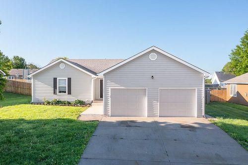 1762 Finch Dr, Tonganoxie, KS, 66086-9709 | Card Image