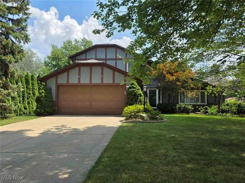 6771 Wood Creek Dr, Middleburg Heights, OH, 44130-3527 | Card Image