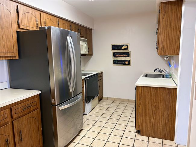 Equipped galley kitchen | Image 10
