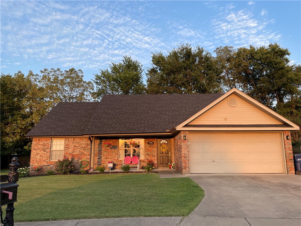 Deer Lodge Ct, Siloam Springs, AR 72761