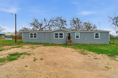 934 7th St, Floresville, TX, 78114-1834 | Card Image