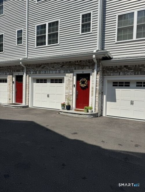 4-4 Beacon Sq, Fairfield, CT, 06825-3693 | Card Image