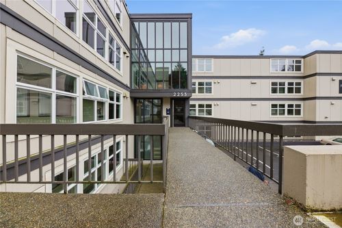 apt-505-2253 Gilman Dr W, Seattle, WA, 98119-2409 | Card Image