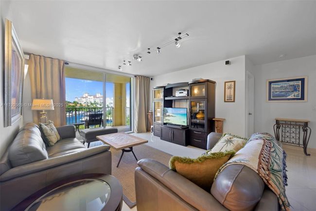 1406 - 19999 E Country Club Dr, Condo with 2 bedrooms, 2 bathrooms and null parking in Aventura FL | Image 8