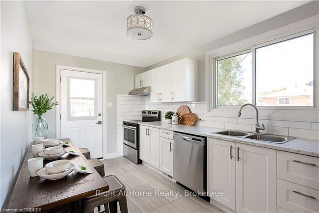 341 Vancouver St, House other with 4 bedrooms, 2 bathrooms and 5 parking in London ON | Image 4