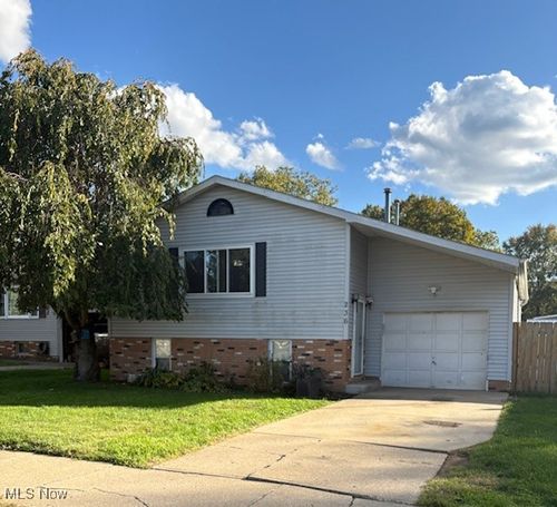 236 Myers Ave Sw, New Philadelphia, OH, 44663-9381 | Card Image