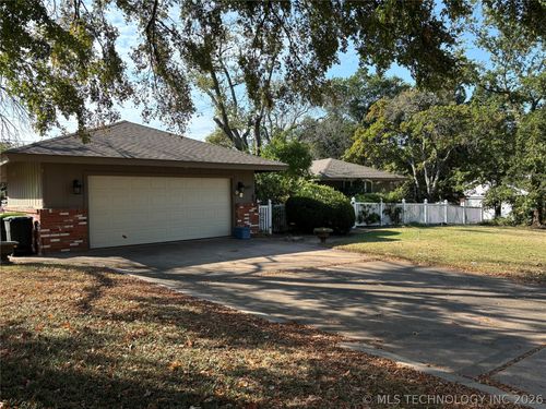 2011 E 13th St, Ada, OK, 74820-7022 | Card Image