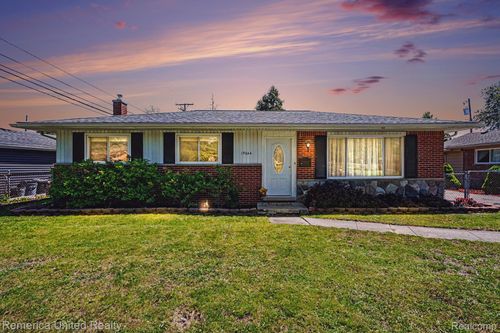 19044 Hillcrest St, Livonia, MI, 48152-3340 | Card Image