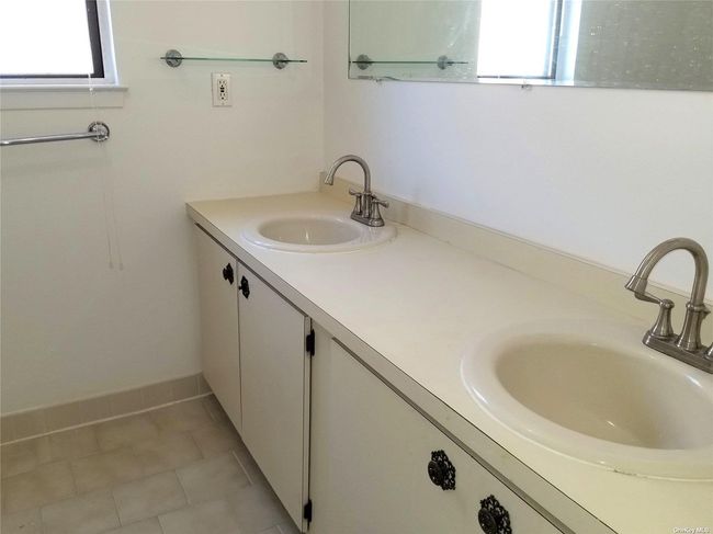 Primary bath-double sink | Image 10