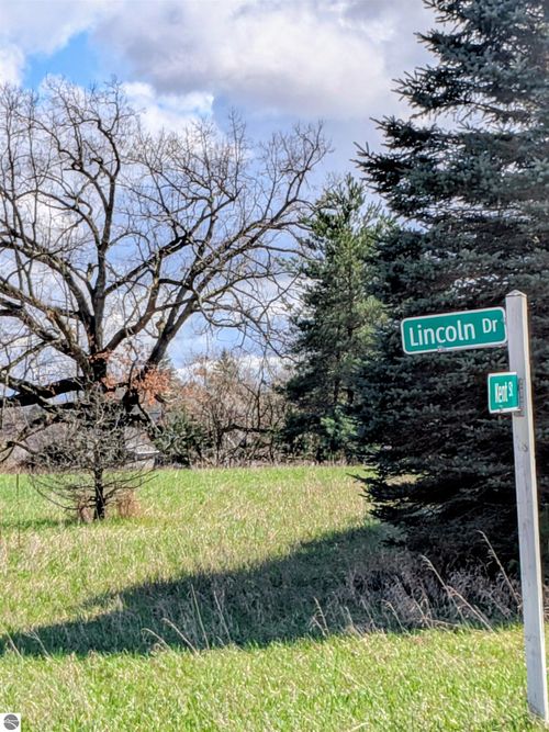 1097 Lincoln Dr, Lake Isabella, MI, 48893-9365 | Card Image