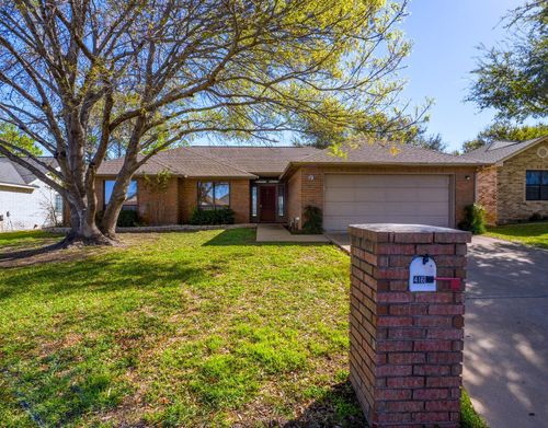 416 Spyglass St, Meadowlakes, TX, 78654-6418 | Card Image