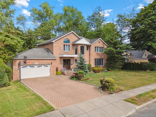 8 Percheron Ln, Roslyn Heights, NY, 11577-2803 | Card Image