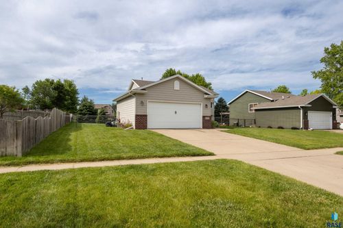 5805 W Teem St Street, Sioux Falls, SD, 57107-0974 | Card Image
