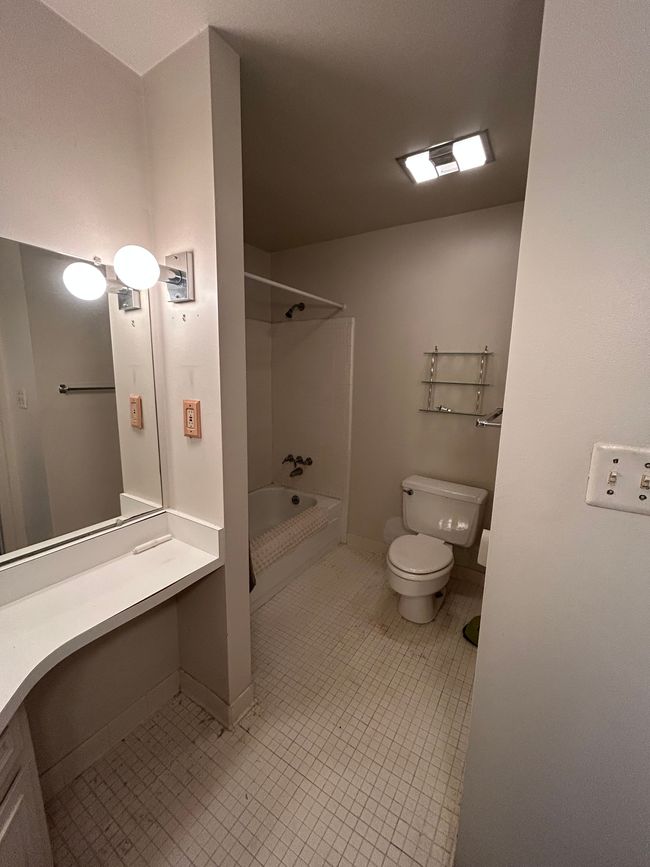 APT-21 - 8127 Colony Dr, Condo with 2 bedrooms, 2 bathrooms and null parking in Grosse Ile MI | Image 12