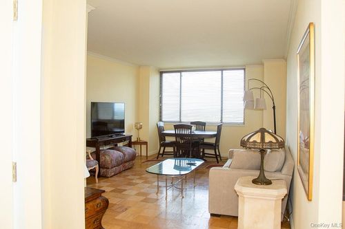 apt-22f-26910 Grand Central Pkwy, Floral Park, NY, 11005-1041 | Card Image