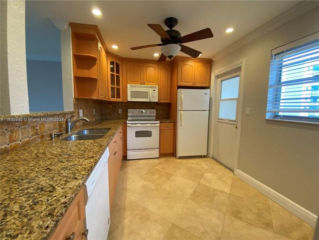 APT-301 - 232 Ne 12 Th Ave, Condo with 2 bedrooms, 2 bathrooms and null parking in Hallandale Beach FL | Image 8