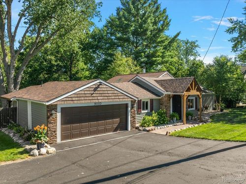 9050 Marilyn Ter, Commerce Twp, MI, 48382-4418 | Card Image