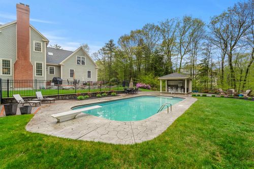 12 Mcintosh Ln, Bedford, NH, 03110-4417 | Card Image