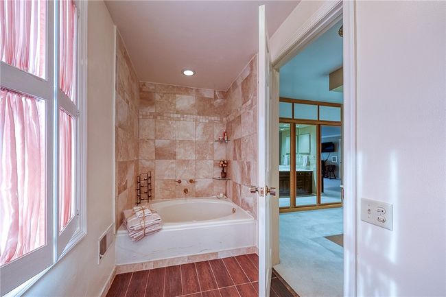 Master bathroom tub | Image 24
