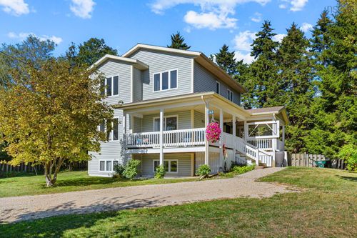 243 Queen St, Chester, NS, B0J1J0 | Card Image