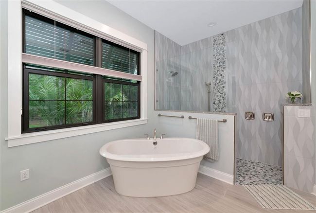 Soaking Tub and Walk-in Shower | Image 40