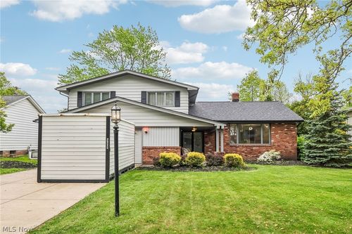 5420 Blue Bell Dr, Lyndhurst, OH, 44124-2806 | Card Image
