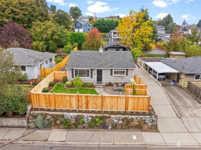 Fully fenced front yard | Image 1