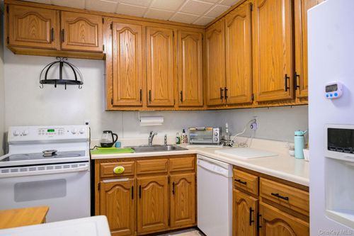 155-155 Charter Cir, Ossining, NY, 10562-6011 | Card Image