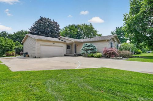 6409 Hollyhock Trl, Brighton, MI, 48116-2207 | Card Image