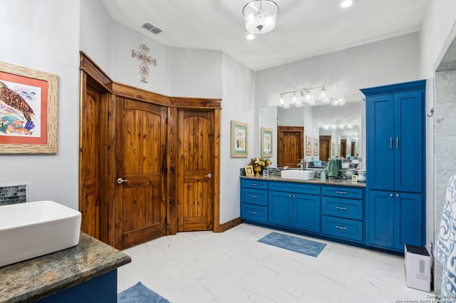 381 Camino Primero, House other with 3 bedrooms, 2 bathrooms and null parking in Leakey TX | Image 33
