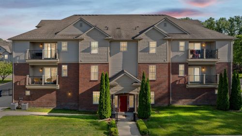 5656 Flagstaff Pines Dr, Shelby Twp, MI, 48317-1286 | Card Image