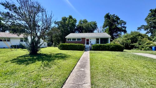 425 New River Dr, Jacksonville, NC, 28540-6005 | Card Image