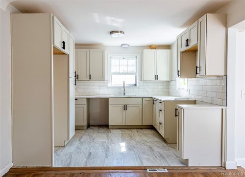 10425 Elgin Ave, Huntington Woods, MI, 48070-1503 | Card Image