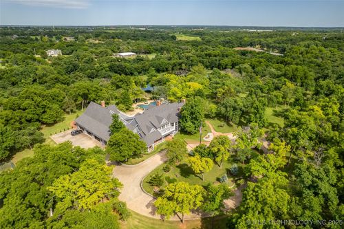 2701 Twin Creek Dr, Oklahoma City, OK, 73131-5800 | Card Image