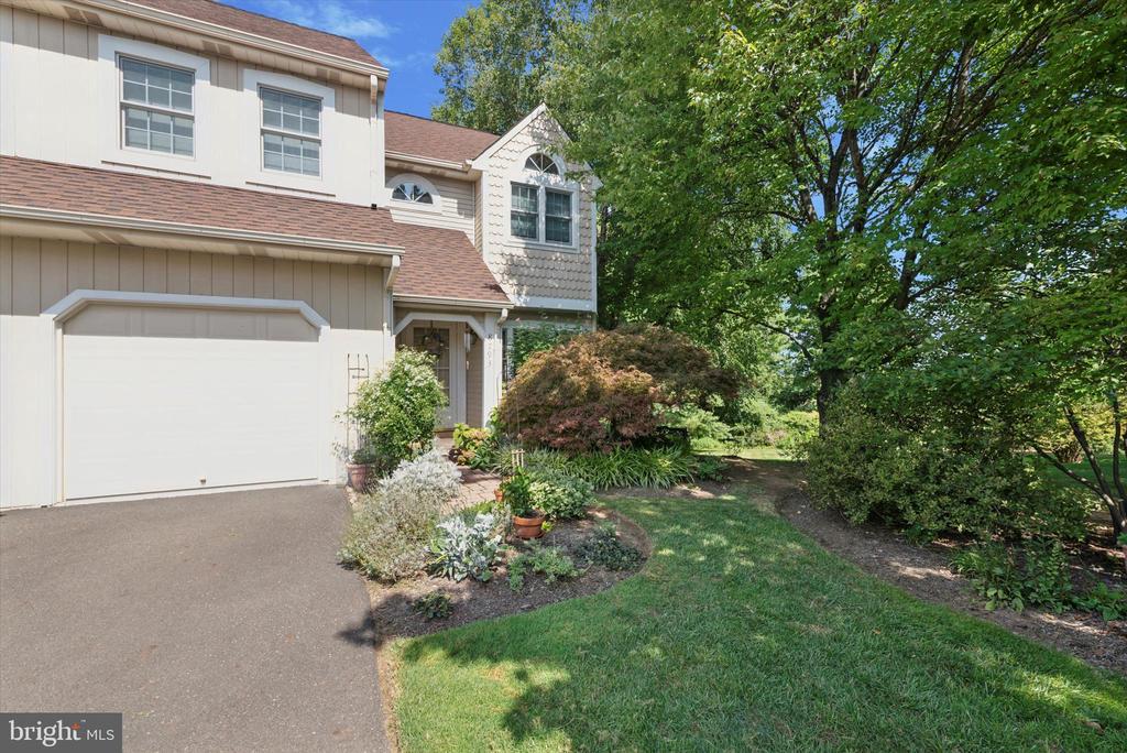Duveen Dr, Glenside, PA 19038