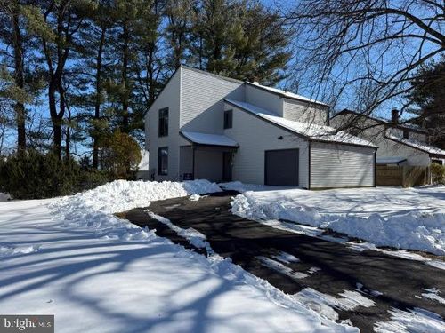 11 Robertson Rd, East Windsor, NJ, 08520-5722 | Card Image