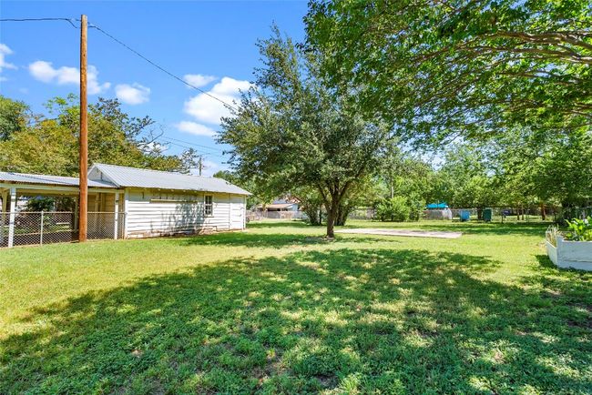 Conveniently located less than a mile from downtown Elgin, 19.1 miles from Bastrop, 27.5 mi from Austin Airport, 24.9 mi from DT Austin, 16.3 mi from Samsung Factory in Taylor, 23 miles from the Tesla plant, and minutes from access to highway 290 | Image 24