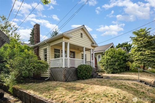 3639 Densmore Ave N, Seattle, WA, 98103-8233 | Card Image