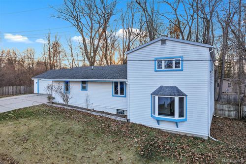 8165 Leonard Dr, Holly, MI, 48442-9136 | Card Image